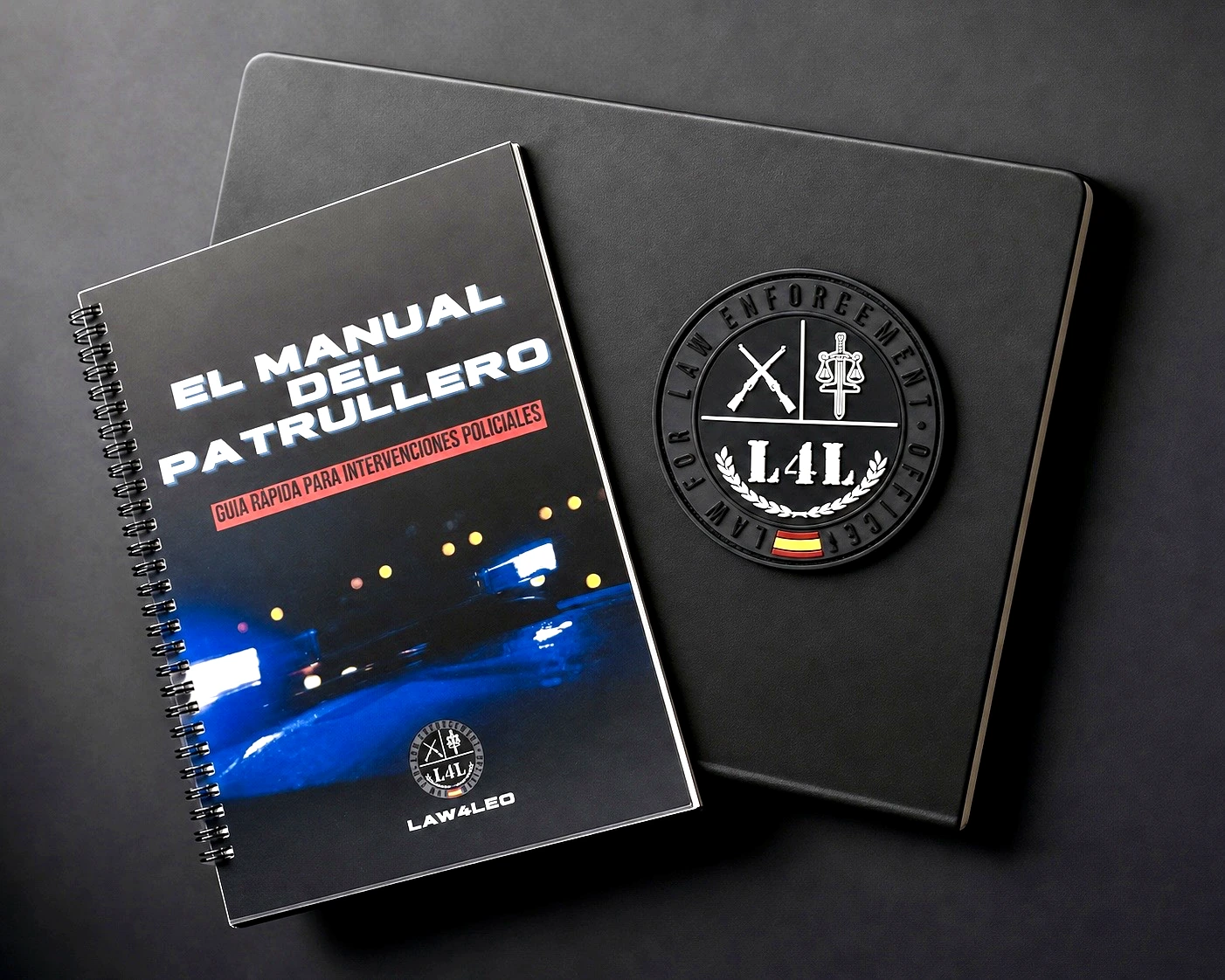 Manual del Patrullero de Law4Leo sobre una mesa de estudio con normativa policial